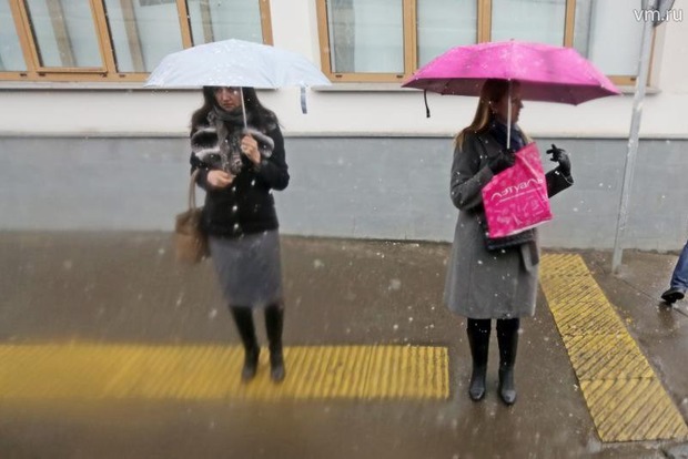 Во второй день лета Москву засыпало снегом: показали новые фото и видео‍