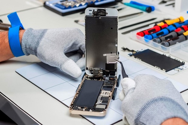 Специалисты по ремонту телефонов перечислили ошибки, которые убивают устройства за год