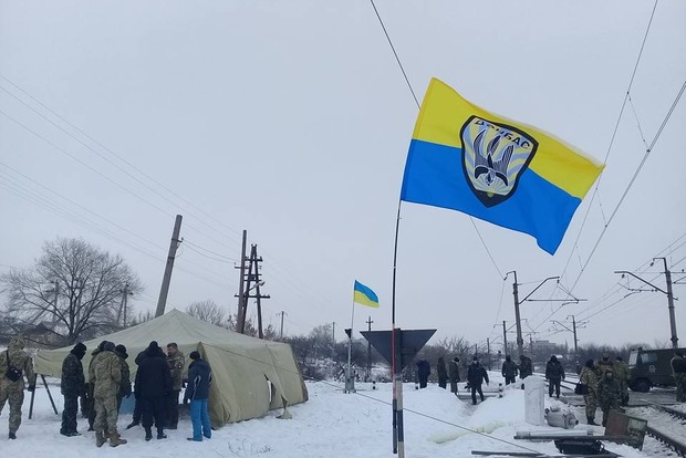 Блокада Донбасса: Ветераны АТО перекрыли железнодорожный переезд в 90 км от Донецка