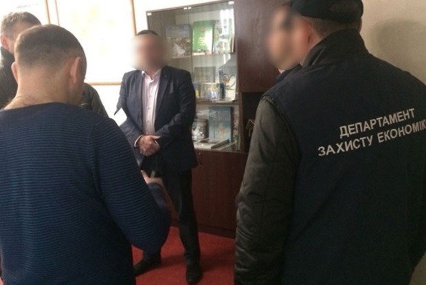 Под Киевом районный чиновник попался на крупной взятке