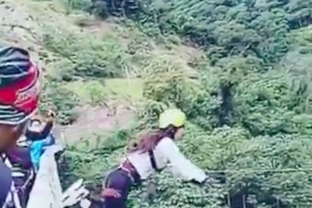 У Болівії дівчина невдало стрибнула з моста, розбившись об землю
