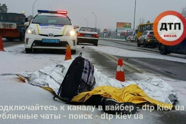 В Киеве насмерть сбили девушку в наушниках, перебегавшую Броварской проспект