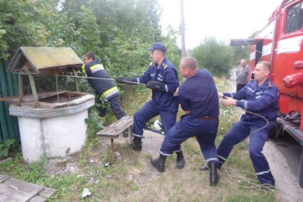 Сушило: На Киевщине пьяная женщина за день умудрилась дважды свалиться в колодец