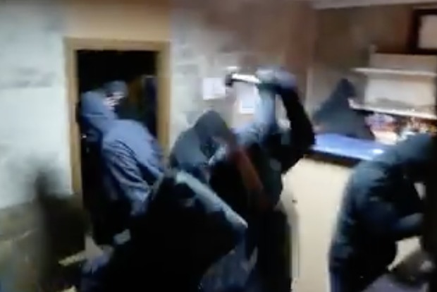 Неизвестные за минуту разнесли наливайку в Киеве