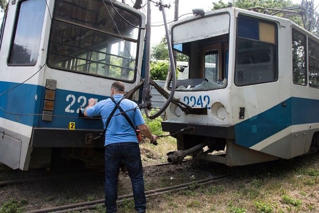 В Днипре трамвай столкнулся с поездом, погиб человек