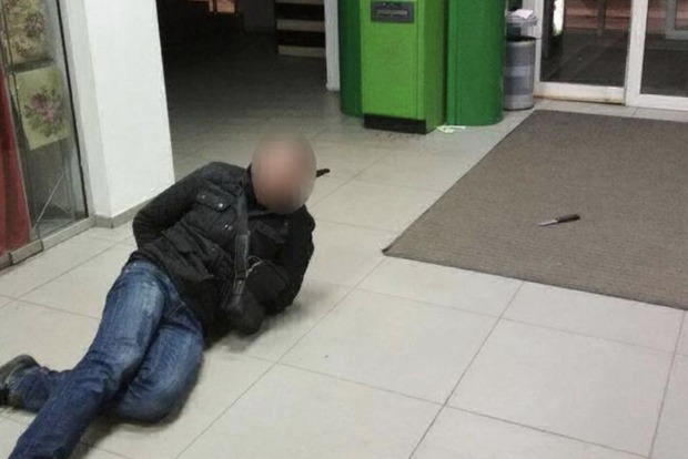 Пьяный мужчина с ножом на банкомат напал в Днипре