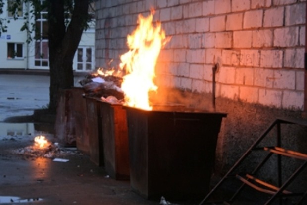 В Одессе в горящем мусорном контейнере нашли тело человека‍