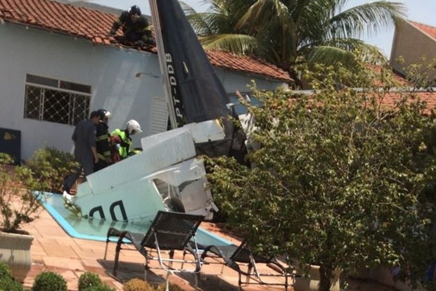 Самолет упал на жилой дом в Бразилии, три человека погибли