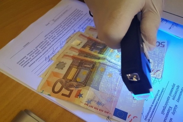 В Черновицкой области чиновник попался на взятке в 300 евро