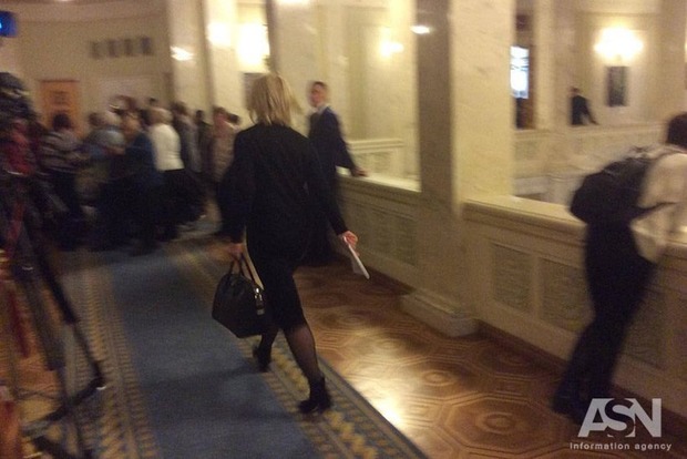 Бывшая министр соцполитики пришла в Раду с сумкой за 75 тыс. грн