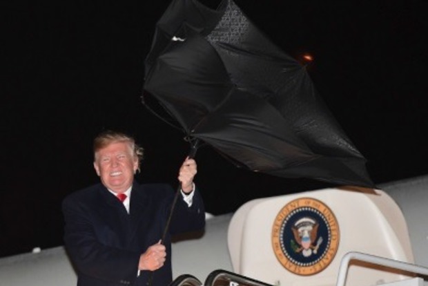 «Ловит сигналы КГБ». Трамп снова устроил борьбу с зонтом и проиграл
