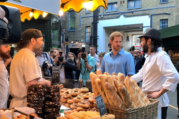Принц Гаррі відвідав продуктовий ринок у Лондоні