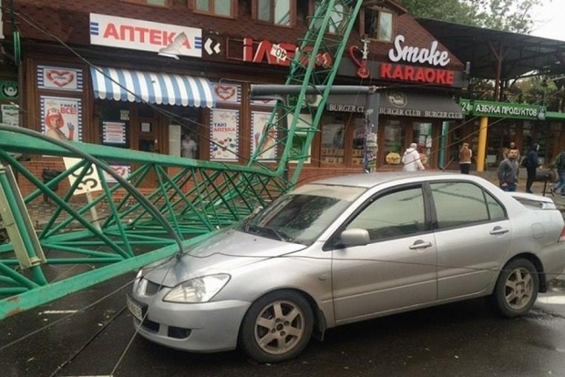 В Одессе сильный ветер повалил строительный кран на кафе и автомобиль