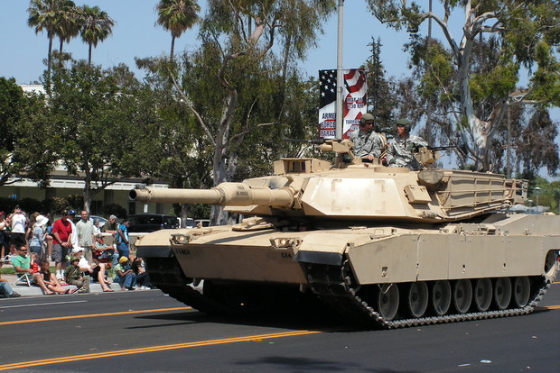 Трамп хоче вивести танки і військових на вулиці Вашингтона