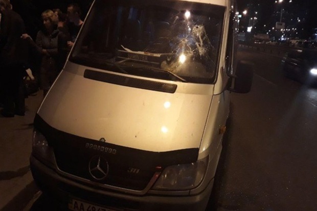 Полиция рассказала об «обстреле» микроавтобуса в Киеве