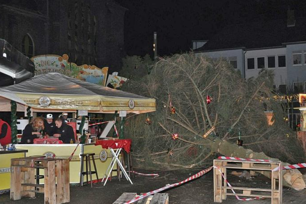 Рождественская ель рухнула на толпу людей в Германии
