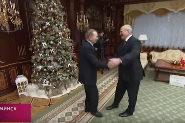 Лукашенко подарил Кучме новогоднего петуха