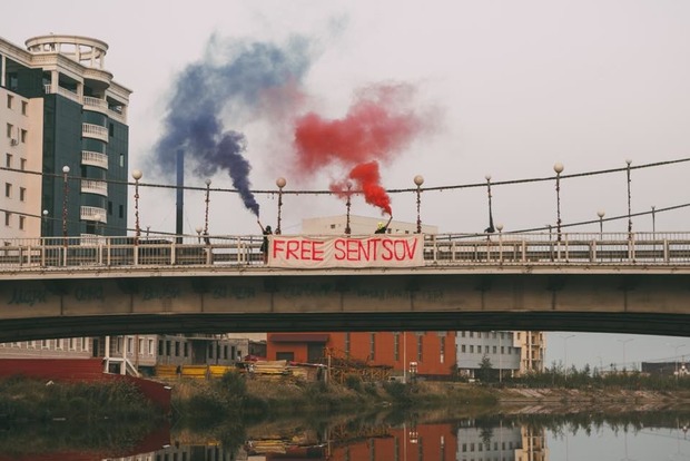 С дымовыми шашками и баннером. Pussy Riot в РФ требуют освободить Сенцова