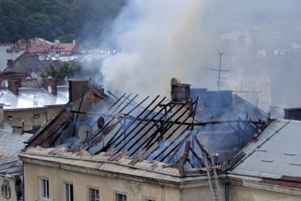 Во Львове в центре города горела крыша дома