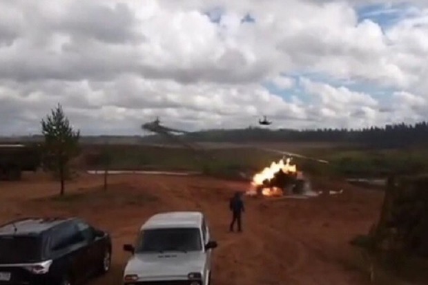 Соцмережі киплять: на путінських навчаннях вертоліт обстріляв журналістів