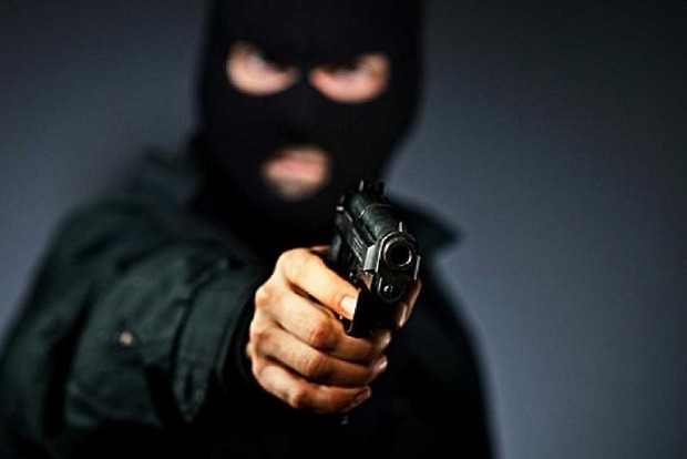 Зухвалі грабіжники в балаклавах пограбували чоловіка на 550 тис. грн у Києві
