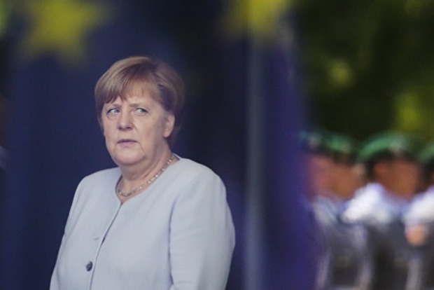 Меркель прибула на «нормандські переговори» в традиційній сукні і вже зустрілася з Порошенком