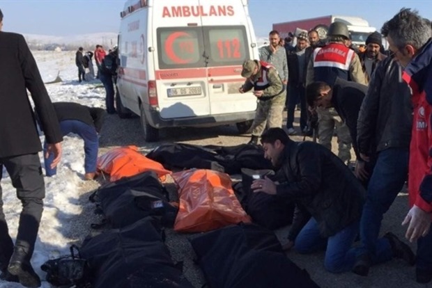 У Туреччині автобус зі студентами врізався у вантажівку, загинуло 11 людей