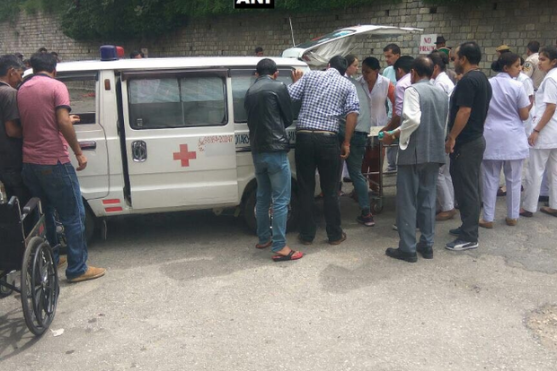 В Індії автобус зірвався в ущелину, 30 людей загинули