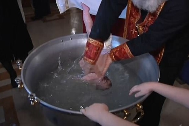 Хрещення чи вбивство? У Мережі обговорюють моторошне відео обряду в церкві