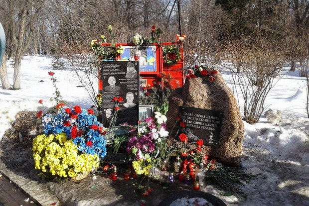 У Києві відкрито пам'ятний знак на честь загиблих в Маріїнському парку. Інститутська всіяна гвоздиками і білими янголами