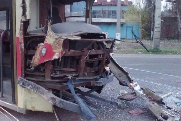 В Одессе фура протаранила трамвай