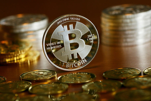 Стоимость криптовалюты Bitcoin обвалилась на 30%