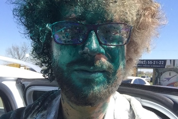 В России известного блогера на глазах у полиции облили зеленкой и несколько раз ударили
