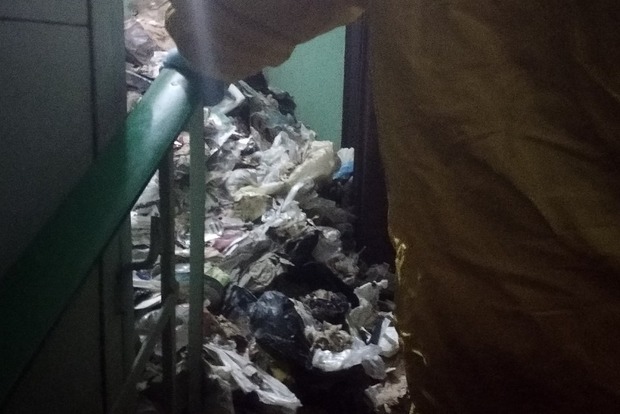 В Киеве нашли труп в квартире, полностью заваленной мусором