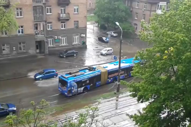 У Києві дощ затопив вулицю