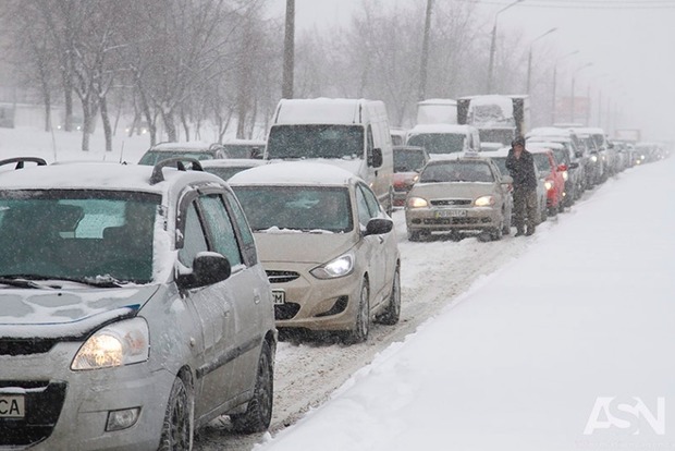 Из-за снежной стихии в Киеве за 10 часов произошло почти 200 ДТП
