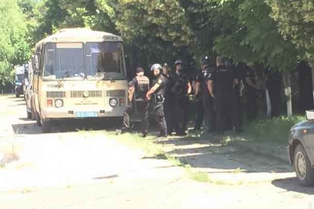 Беспорядки под Одессой: ранены 13 полицейских, появились фото и видео