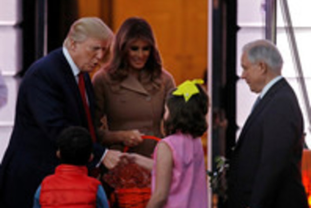 Трамп вытер руки об пиджак, после рукопожатия с детьми на Хэллоуин