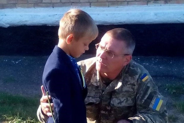 Скандал в Киевской области: сыну погибшего в АТО военного вручили подарок не на линейке, а за углом