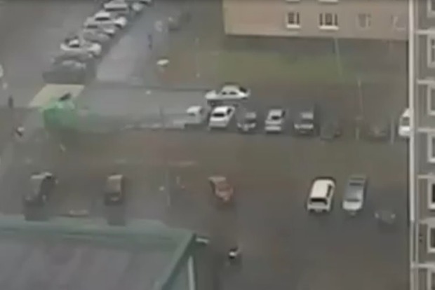 Ураган в Москві: Загибель дитини потрапила на відео