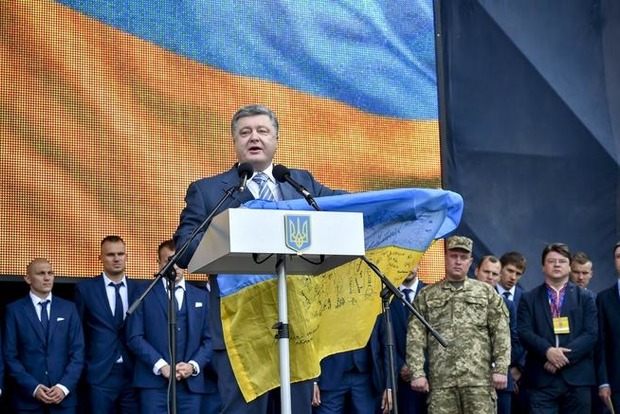 Порошенко сподівається, що скоро в Донецьку можна буде заспівати гімн України