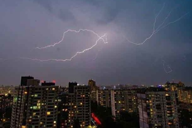 Страшно красиво. В сети публикуют яркие фото молний над Киевом 