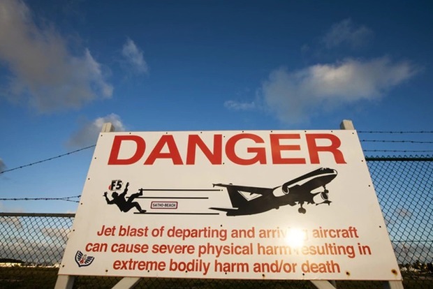 На карибском пляже туристку насмерть сдуло потоком воздуха от самолета