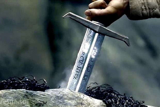 Москвич заявил, что из его квартиры украли меч короля Артура