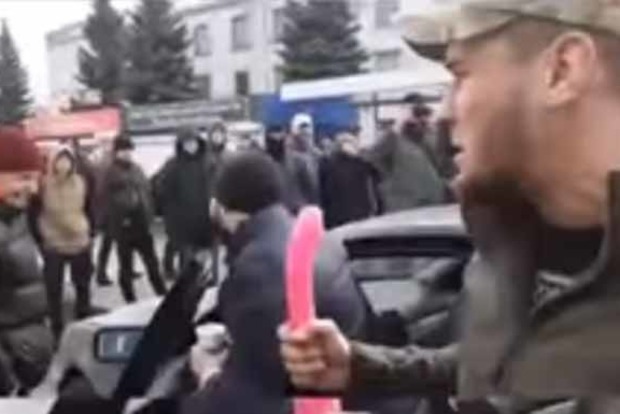 Боец «Азова» грозил полицейским фаллоимитатором