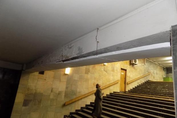 Разрушенный потолок метро «Героев Днепра» подвязали проволокой