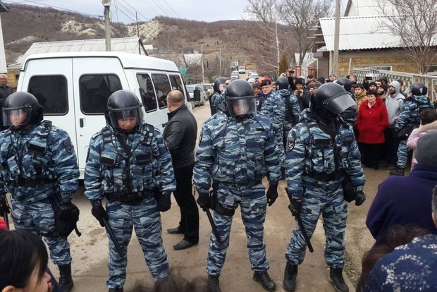 В Симферополе проводят обыски: ищут бойцов АТО и правосеков