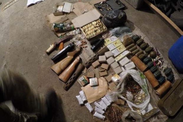 В Донецкой области экс-милиционер хранил оружие и наркотики