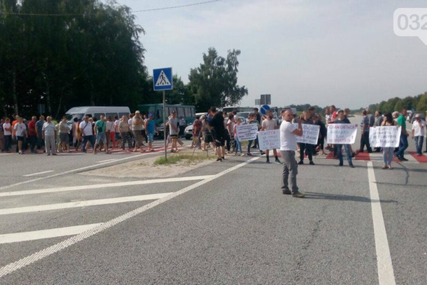 Жителі навколишніх сіл знову перекрили трасу, протестуючи проти львівського сміття