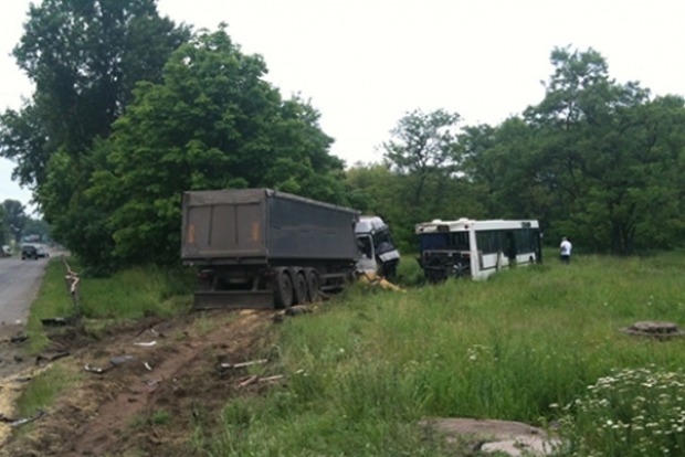 У Кривому Розі вантажівка протаранила автобус, багато постраждалих